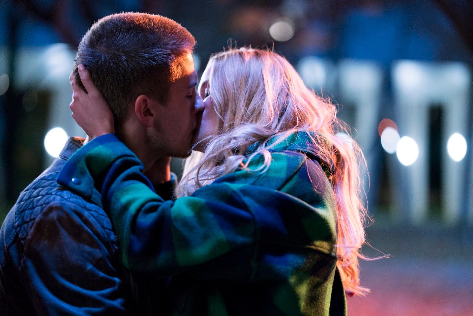 O que poderia ser um romance água com açúcar gostosinho se torna rapidamente um filme tosco, que por vezes beira o cômico, ainda que de forma involuntária.